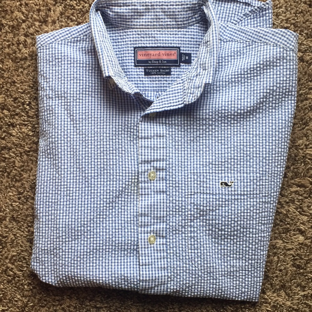 Vineyard Vines Men’s button up short sleeve.